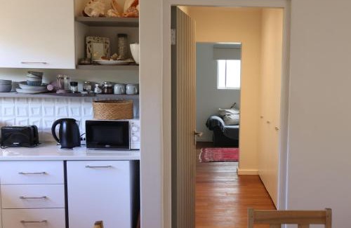 Plettenberg Bay Apartamento | Modern affordable outdoor OASIS with solar energy