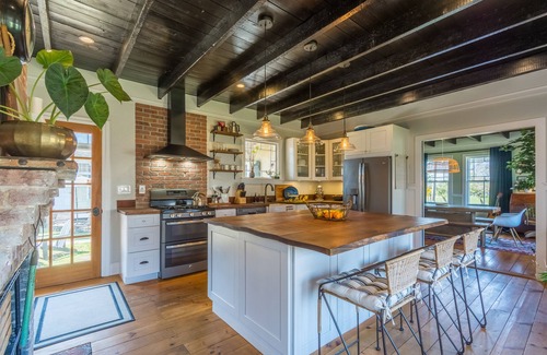 Fort Monmouth Cabaña | Vibrante casa costera con vista al río y playa 1. 5 m