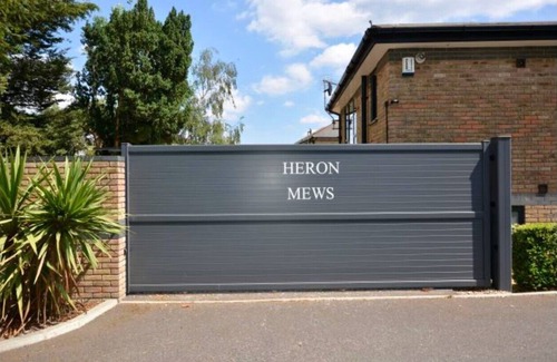 Hampton Wick Apartamento | Modern and cozy 2-guest flat with gated parking