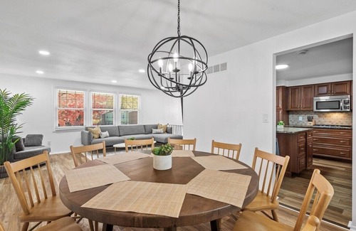 Cranberry Township Casa | Modern and Accessible 5 Bedroom Home in Cranberry, Pittsburgh with a Game Room