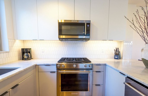 Bryant Casa | Modern and Airy home near UW & Seattle Children’s