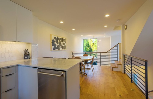Bryant Casa | Modern and Airy home near UW & Seattle Children’s
