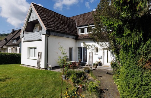 Hilchenbach Apartamento | Modern and beautifully situated top floor apartment (80 sqm)