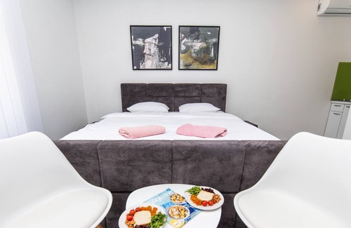 Old Town Apartamento | Modern and Bright Studio! Heart of the City Center