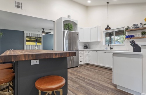 Southwest Village Casa | Modern and Classy 4 Bdrm In The Heart Of Old Town! Htd Pool