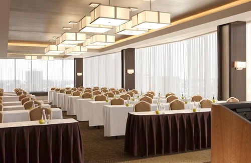 Downtown Minneapolis Casa | Modern And Comfortable Room, Indoor Pool, Convention Center Minutes Away!
