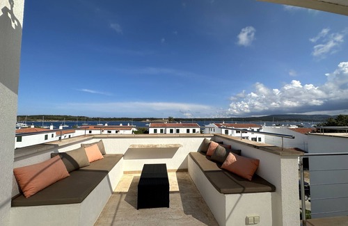 Fornells Chalet De Esquí | Casa moderna y comfortable cerca del mar