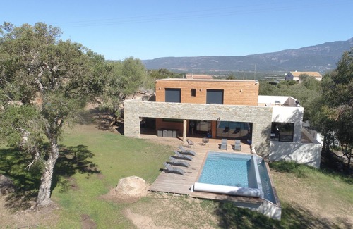 Figari Villa | Villa moderna y contemporánea con piscina climatizada cerca del mar.