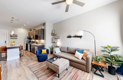 Golden Condominio | Perfect GetAway ~ Near CSM, Downtown, Hiking, Denver 15 mins