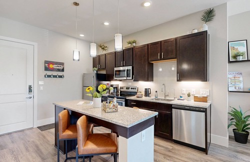 Golden Condominio | Perfect GetAway ~ Near CSM, Downtown, Hiking, Denver 15 mins
