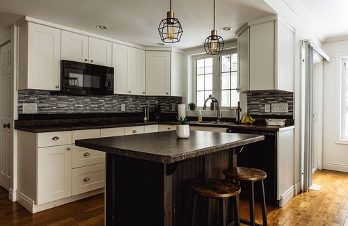 Huntsville Cabaña | Modern and newly furnished 4 season cottage retreat