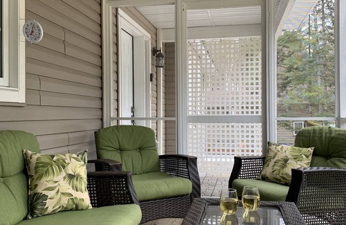 Huntsville Cabaña | Modern and newly furnished 4 season cottage retreat
