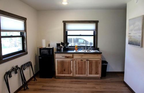 Rapid City Casa | Modern and Picturesque Lake-Side Cabin Located by Mount Rushmore in Rapid City