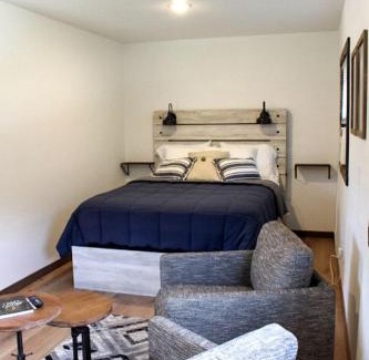 Rapid City Casa | Modern and Picturesque Lake-Side Cabin Located by Mount Rushmore in Rapid City