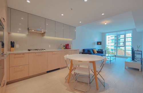 Golden Village Condominio | Modern and Spacious 1 BDR 1 Den Condo in Central Richmond | Walk to Night Market