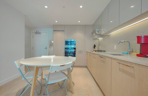 Golden Village Condominio | Modern and Spacious 1 BDR 1 Den Condo in Central Richmond | Walk to Night Market