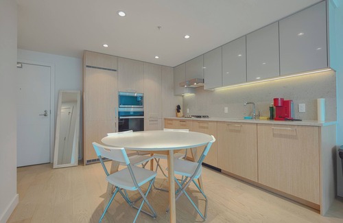 Golden Village Condominio | Modern and Spacious 1 BDR 1 Den Condo in Central Richmond | Walk to Night Market