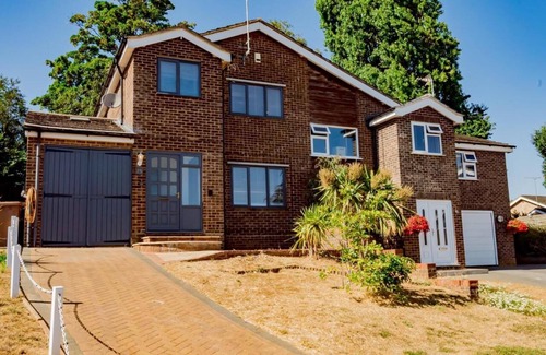 Ipswich Casa | Modern and Spacious 4 Bedroom Home in Ipswich