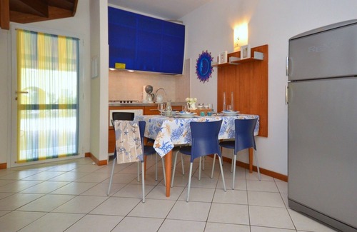 Bibione Lido del Sole Apartamento | Apartamento moderno y espacioso con jardín privado y piscina.
