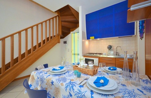 Bibione Lido del Sole Apartamento | Apartamento moderno y espacioso con jardín privado y piscina.