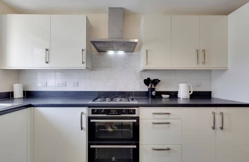 Cambridge Casa | Modern and Spacious Townhouse with Free Parking | Pass the Keys