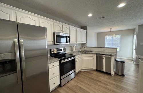 Greensboro Casa | Modern and Spacious Townhome Retreat