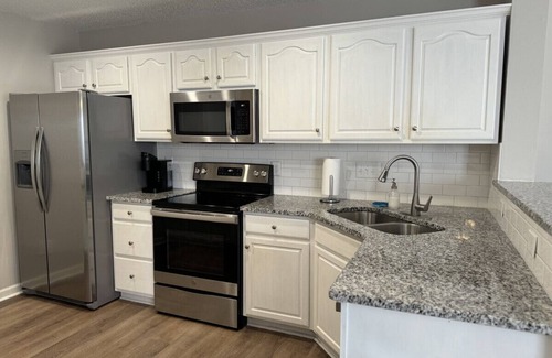 Greensboro Casa | Modern and Spacious Townhome Retreat