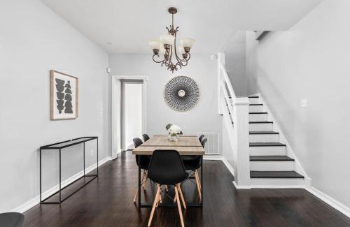 Kennedy King Casa | Modern and Spacious Home mins to Downtown