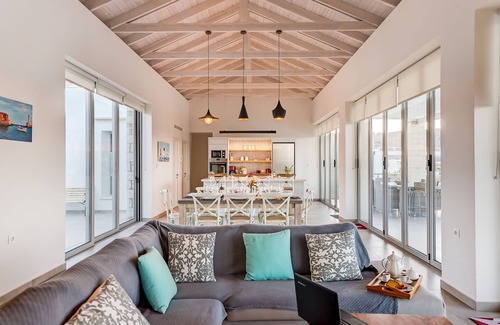 Kalyves Villa | Villa moderna y elegante con piscina privada y vistas espectaculares al mar Egeo