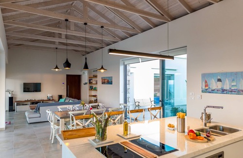Kalyves Villa | Villa moderna y elegante con piscina privada y vistas espectaculares al mar Egeo