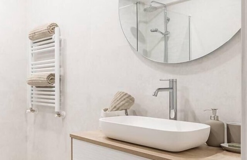 Gijon-Este Apartamento | Apartamento moderno y cálido a 9 min de la playa