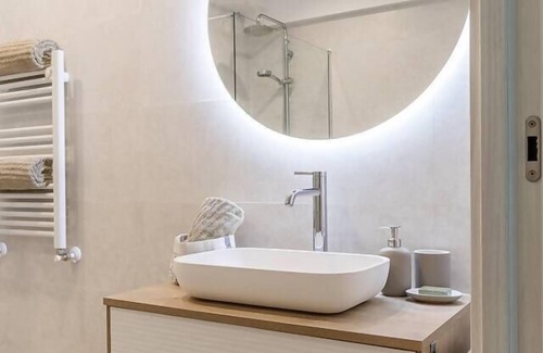 Gijon-Este Apartamento | Apartamento moderno y cálido a 9 min de la playa