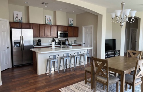 Anthem East Side Condominio | Modern Anthem Condo Retreat