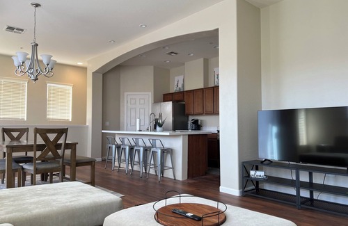 Anthem East Side Condominio | Modern Anthem Condo Retreat