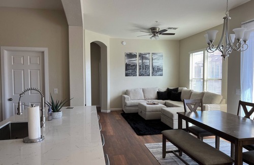 Anthem East Side Condominio | Modern Anthem Condo Retreat