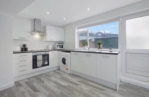 Blyth Casa | Modern Apartment, Near Blyth Coast, Sleeps 5
