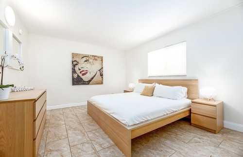 Coral Heights Apartamento | Modern Apartment 1 Mile away from the Beach!
