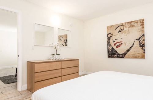 Coral Heights Apartamento | Modern Apartment 1 Mile away from the Beach!