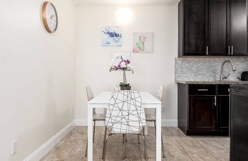 Coral Heights Apartamento | Modern Apartment 1 Mile away from the Beach!