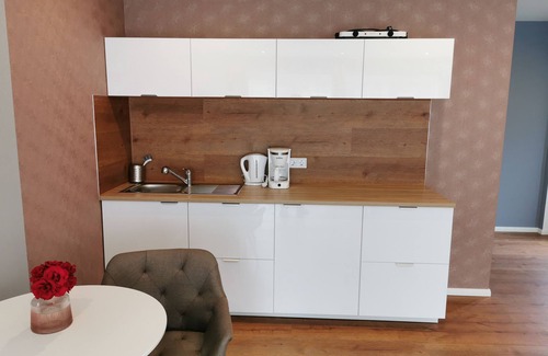 Groemitz Apartamento | Apartamento moderno, terraza privada, zona tranquila en el patio histórico.