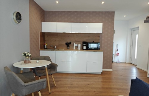 Groemitz Apartamento | Apartamento moderno, terraza privada, zona tranquila en el patio histórico.