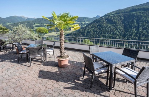 Mareta Apartamento | Modern Apartment Enzian with Mountain View, Wi-Fi, Sauna, Terrace & Balcony; Parking Available