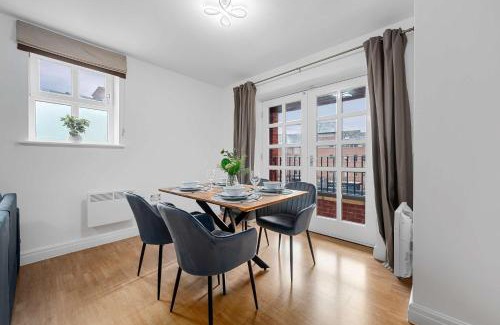 Trafford Apartamento | Modern Apartment, Free Parking by City SuperHost
