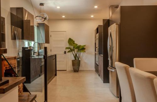 Terrebonne Apartamento | Modern Apartment - Home Theater and Premium Kitchen