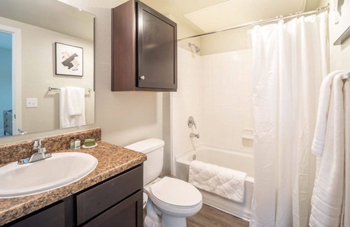 Powdersville Apartamento | Modern Apartment in Prime Location (ID7896X37)