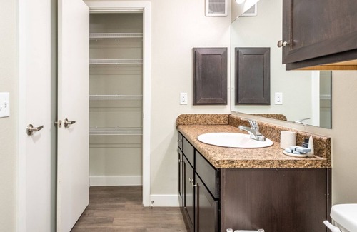 Powdersville Apartamento | Modern Apartment in Prime Location (ID8624X14)