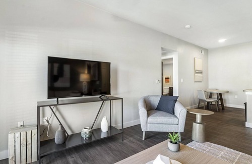 Powdersville Apartamento | Modern Apartment in Prime Location (ID9219X15)