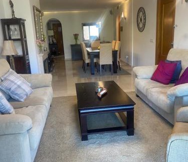 Benahavis Apartamento | Modern Apartment in Benahavis Village Centre with Underground Parking