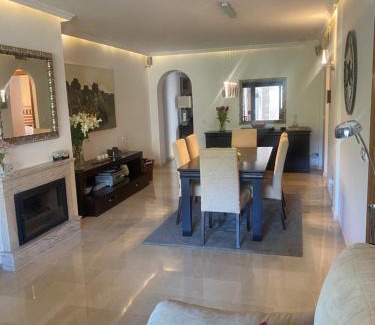 Benahavis Apartamento | Modern Apartment in Benahavis Village Centre with Underground Parking