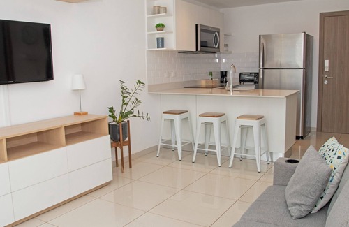 Cinco Esquinas Apartamento | Modern apartment in condominium with pool